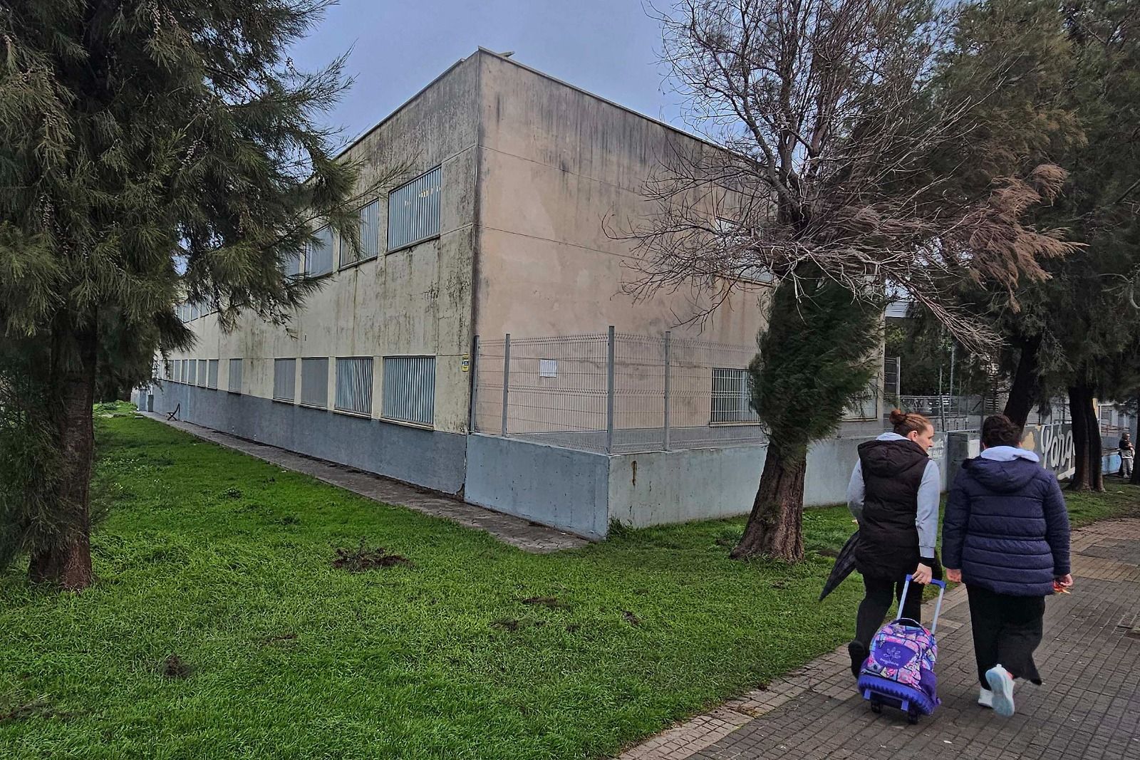 Exterior del colegio Parque del Estrecho, este lunes.