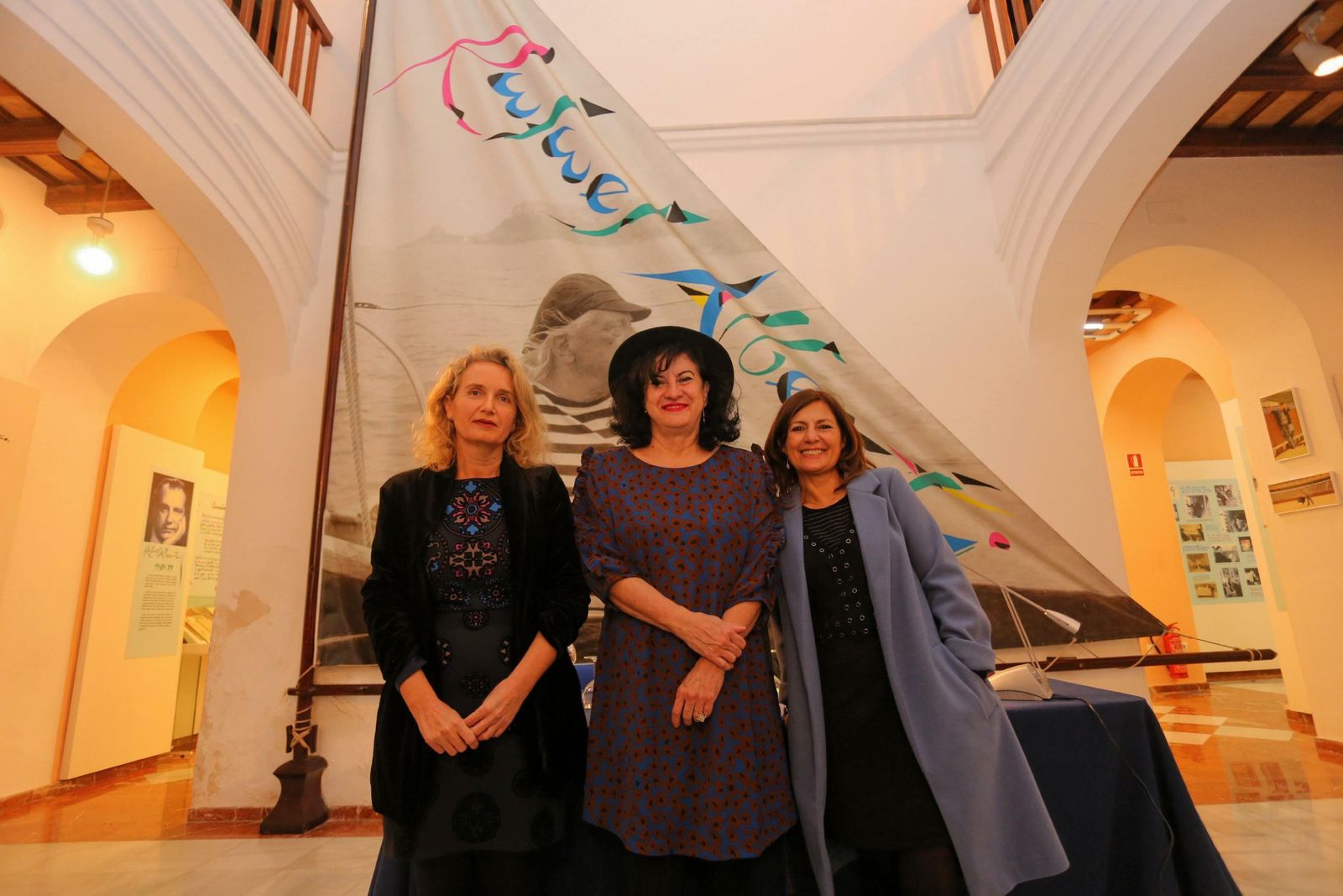 Aurora Luque, en la Fundación con su presentadora y la edil de Cultura.