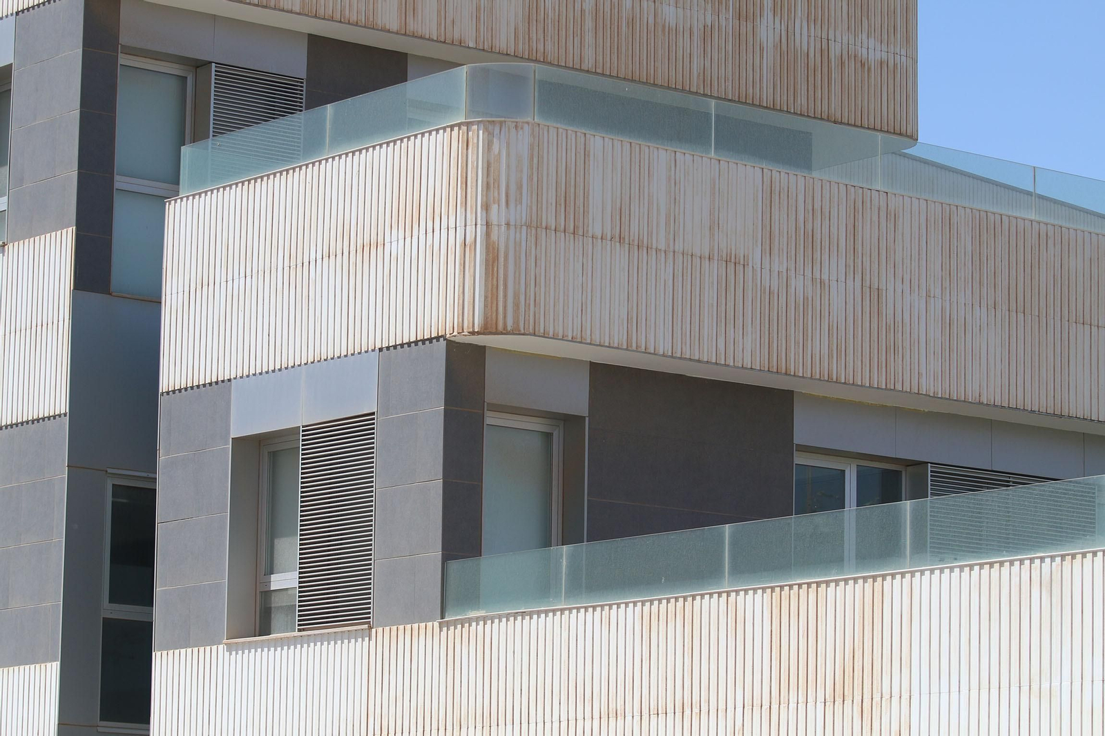 La fachada del edificio Alma con calima