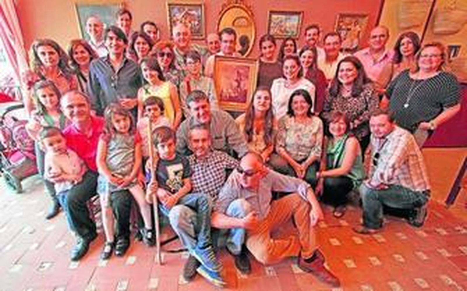 Algunos de los 28 socios de la inédita caseta 'El Homenaje', situada en el número 115 de la calle Antonio Bienvenida.