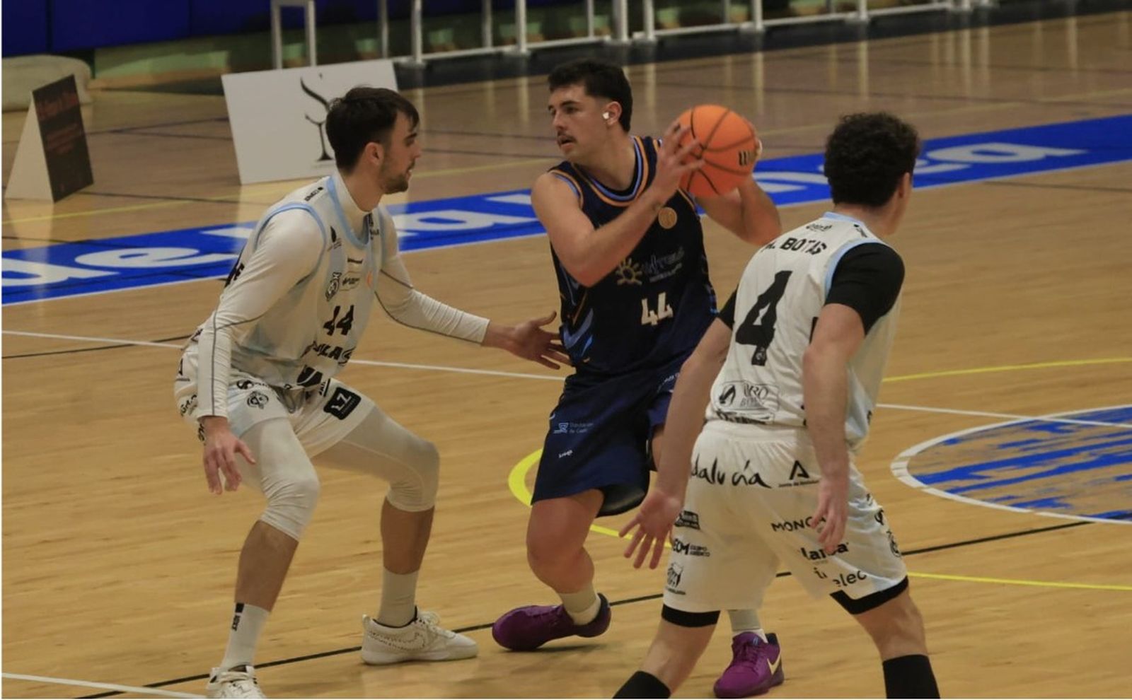 El linense Álex García, rodeado de adversarios