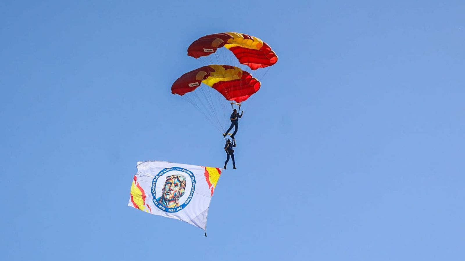 Dos paracaidistas, uno sobre el otro, durante una de las maniobras.