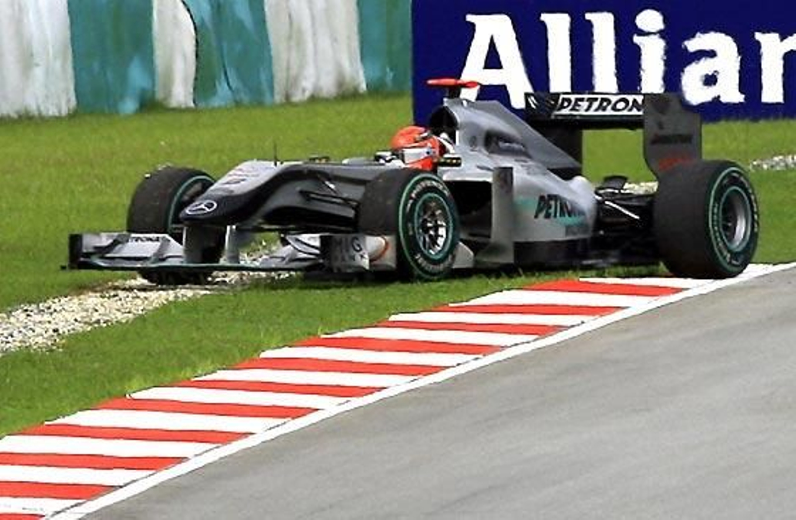 El Mercedes de Michael Schumacher, varado en el circuito. El 'Kaiser' tuvo que abandonar.

Foto: Reuters / Afp Photo / Efe