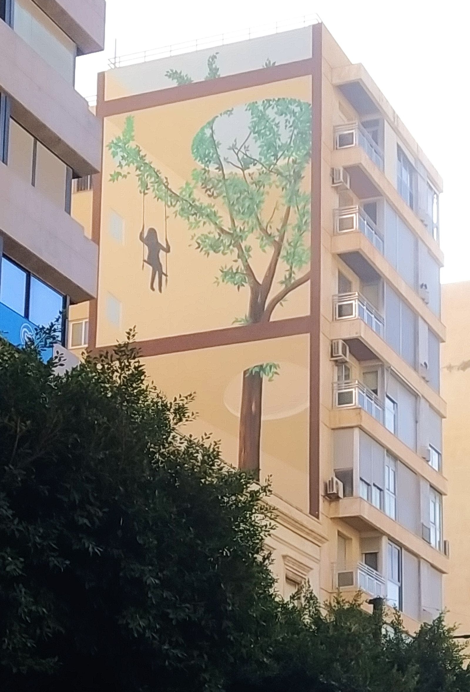 Medianera decorada con un trampantojo en el Paseo de Almería