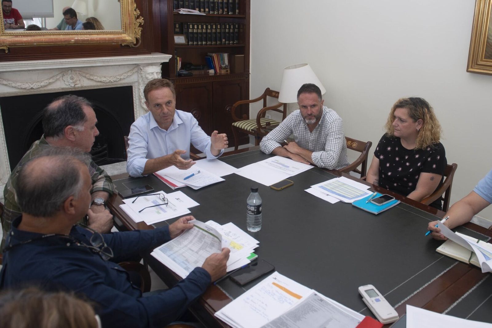 Un momento de la reunión entre Diputación y los sindicatos, con David de la Encina.