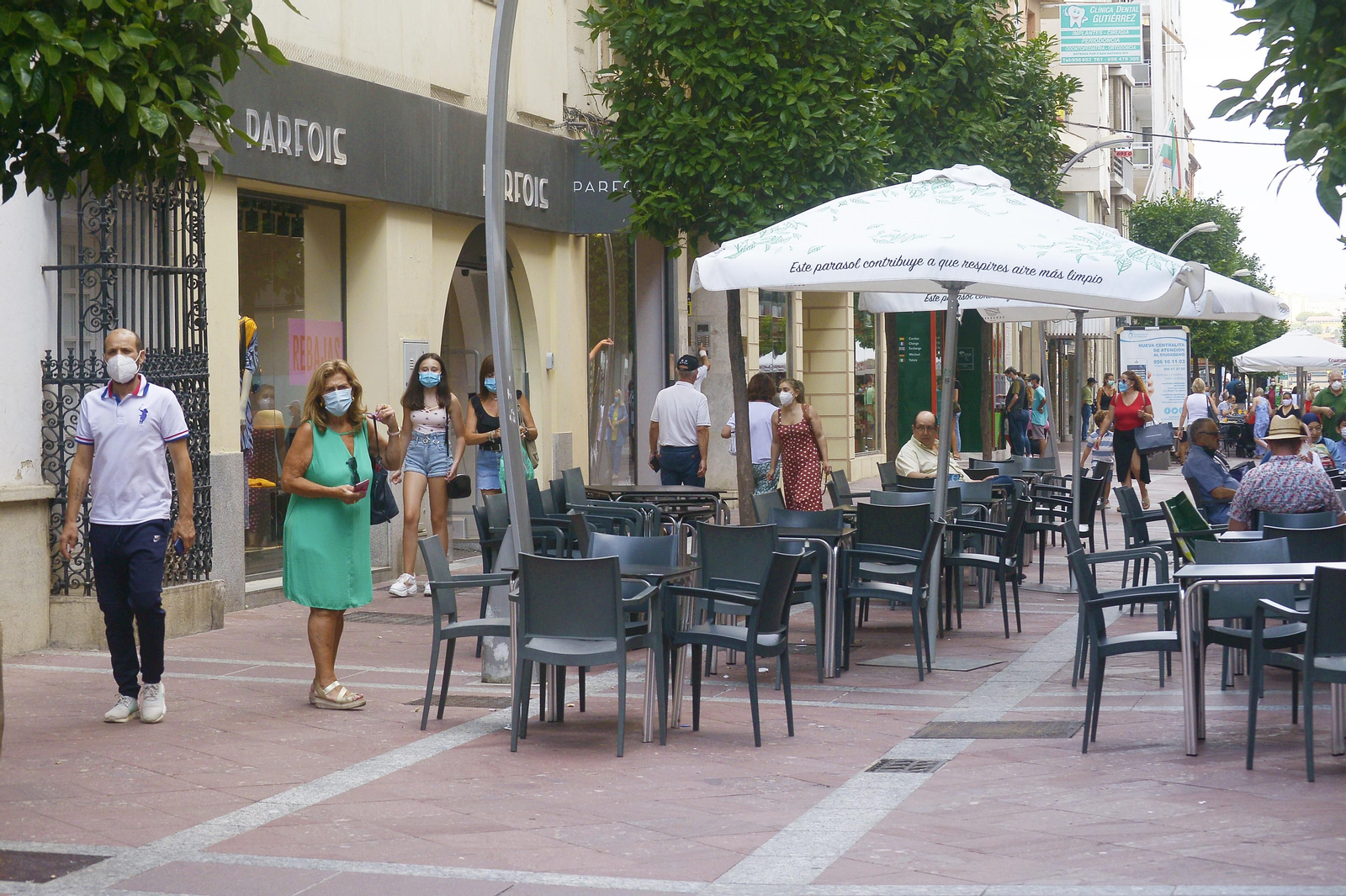 Personas con mascarillas en la calle Ancha de Algeciras