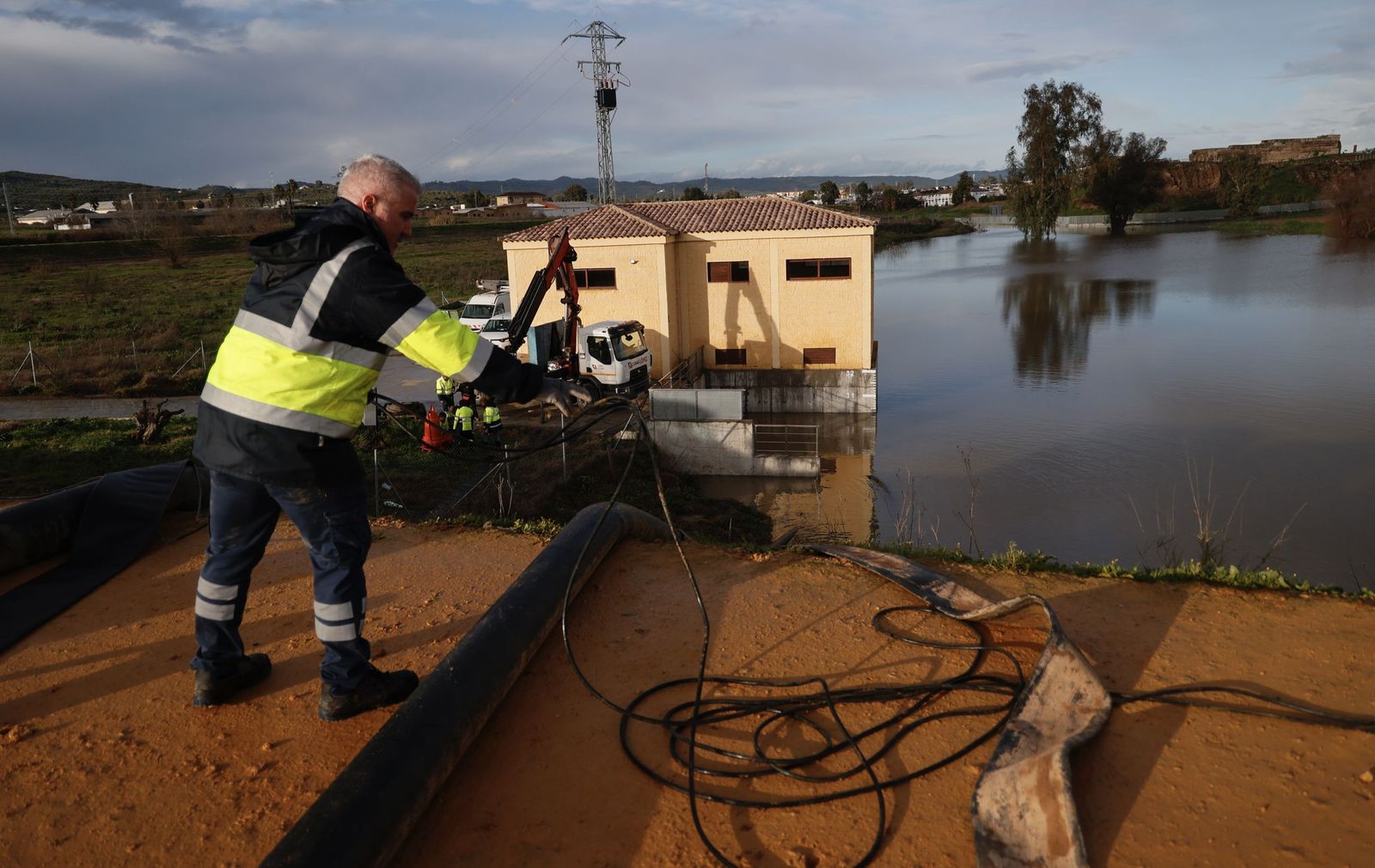 Las fotos de la crecida del río Guadalquivir en Lora del Río por la borrasca Leonardo