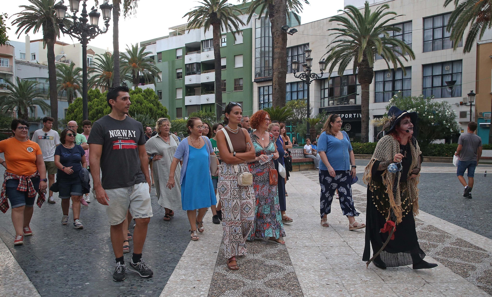 La primera ruta turística teatralizada por el centro de La Línea, en imágenes