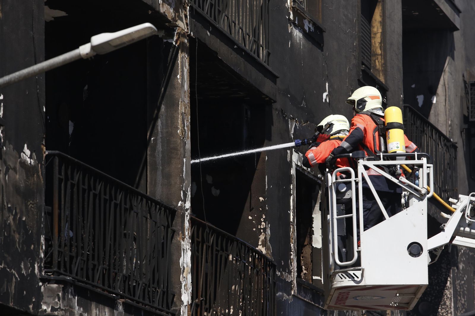 Incendio de un edificio de 18 viviendas en Ronda, en fotos