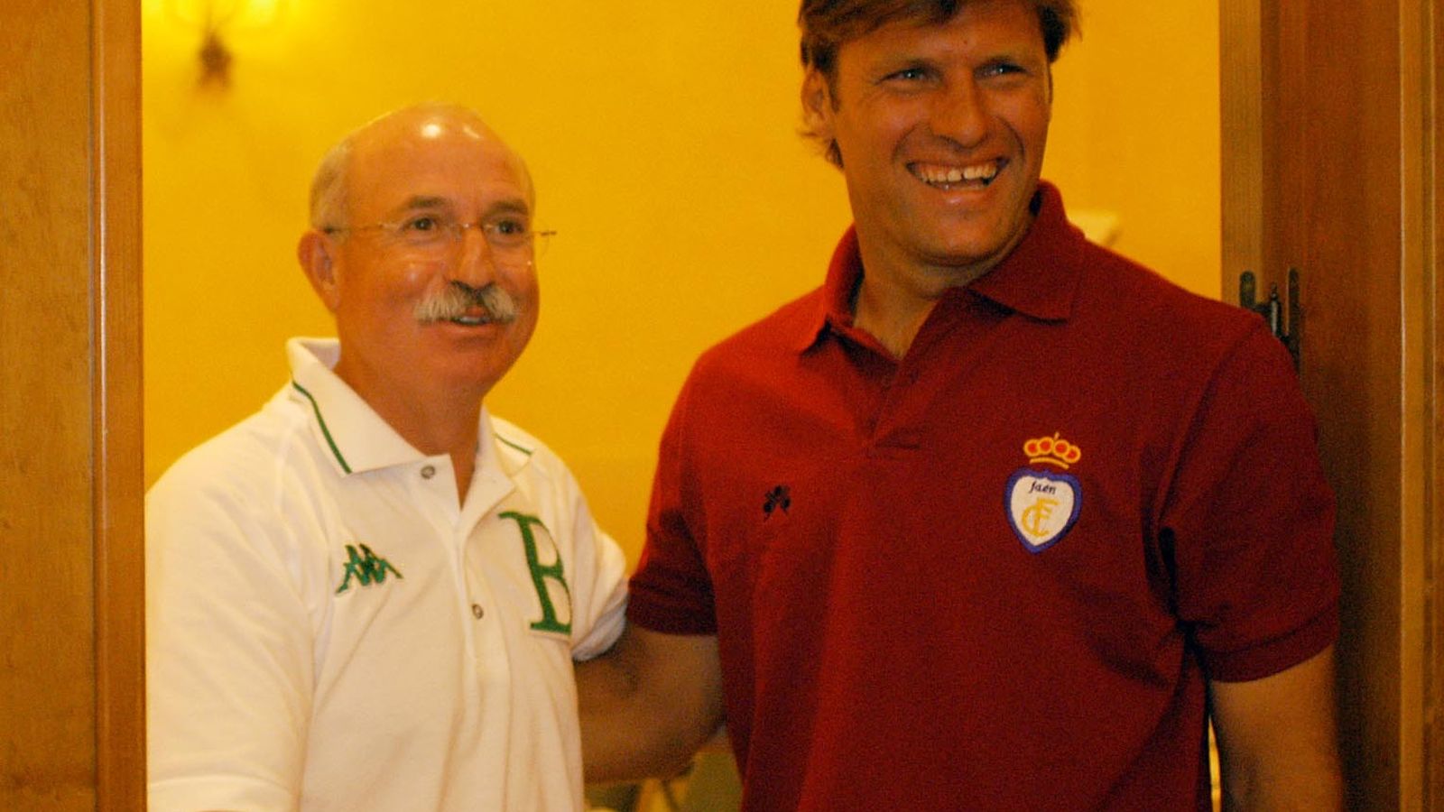 Luis Márquez bromea con Serra en una concentración en Antequera cuando jugaba en el Jaén.