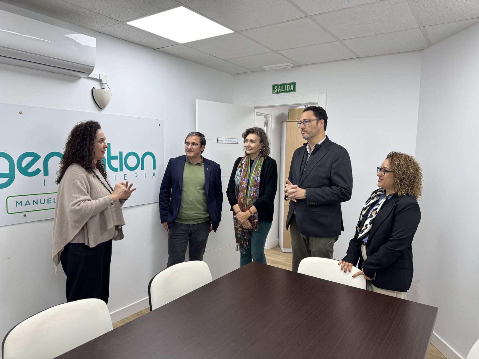 Nuria Navarro explica en trabajo de Ingemation Ingeniería a Carmen Romero, José Andres Santos y José Montilla
