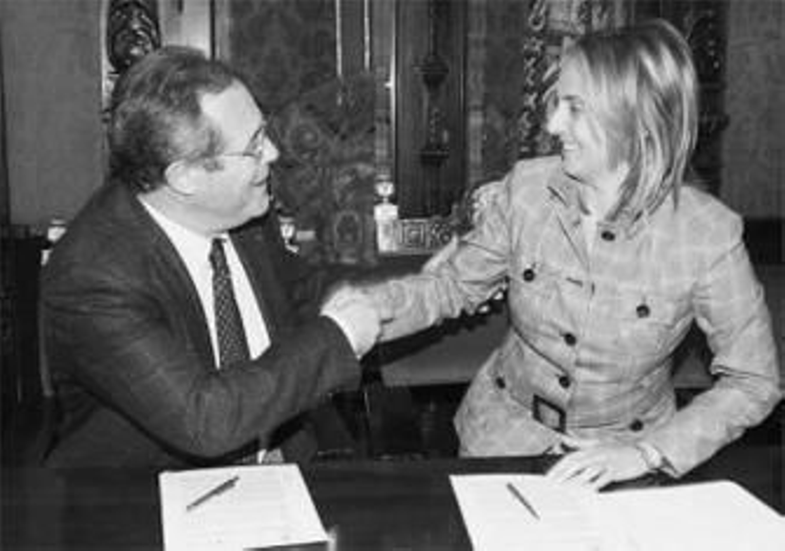 Firma del convenio, ayer.