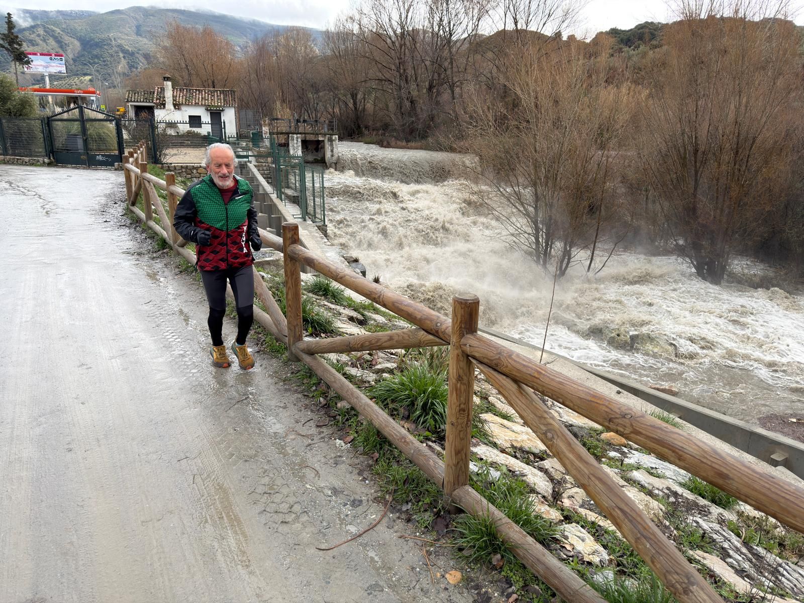 Las fotos de la previa de la borrasca Leonardo: nieve en Prado Negro y el río Genil en Granada, crecido