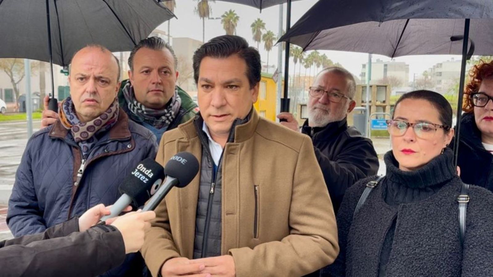 Los ediles de Vox, durante la visita a la zona sur de Jerez, este miércoles.