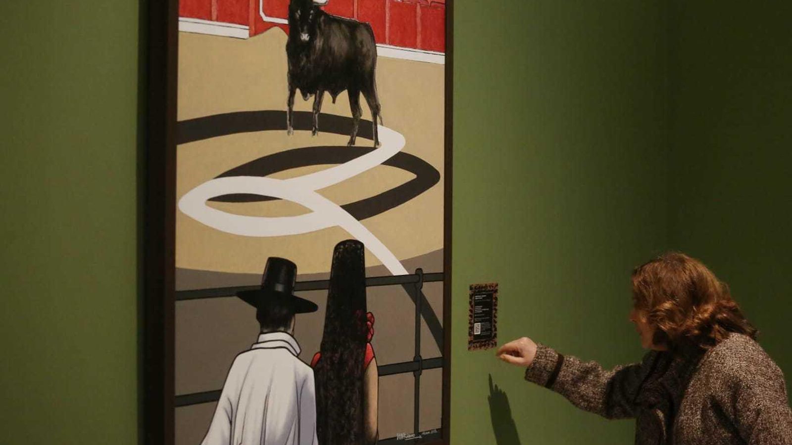 La comisaria, Mariluz Reguero, con una de las obras.