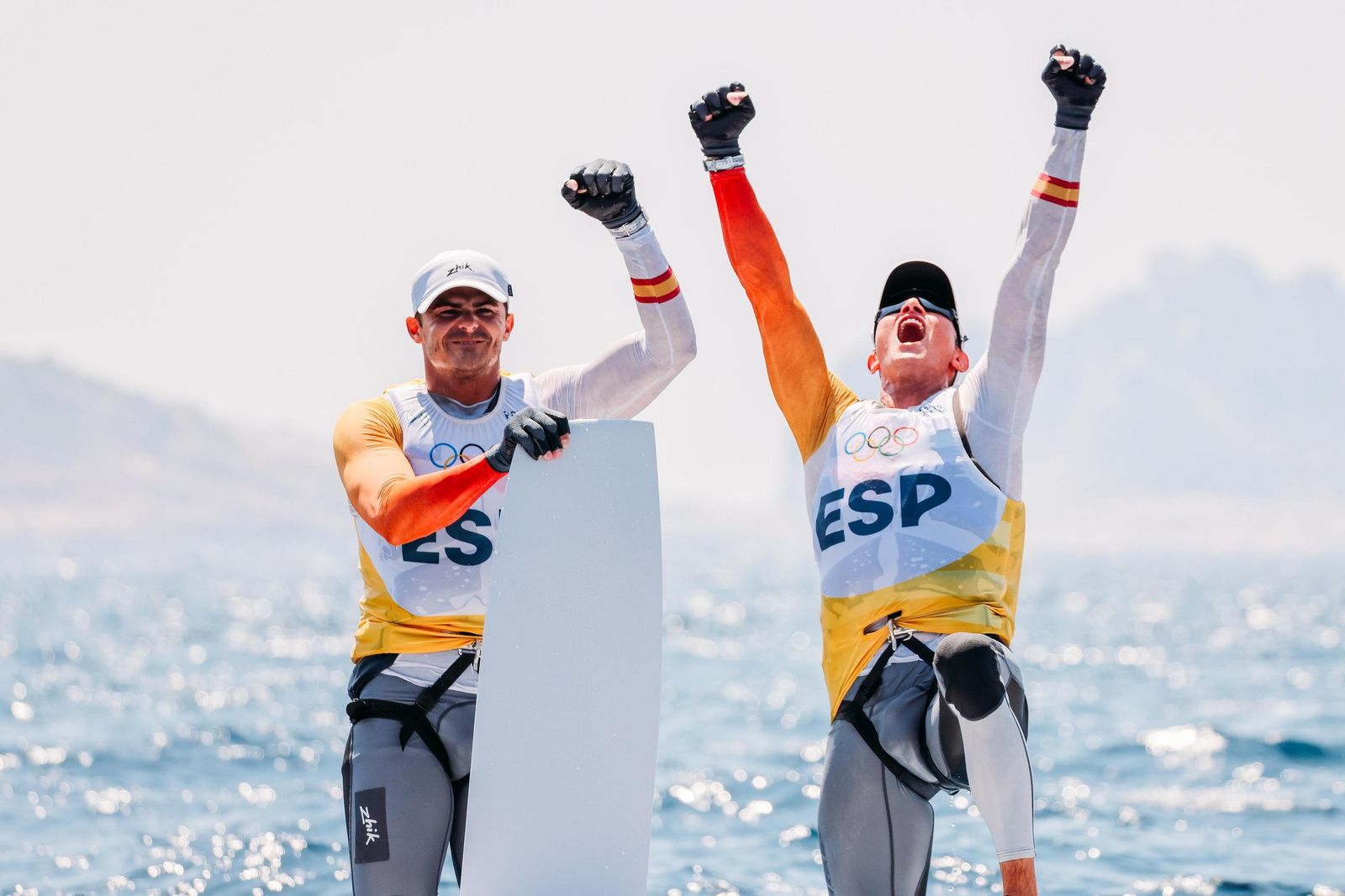 Diego Botín y Florian Trittel celebran su triunfo al finalizar la medal race.
