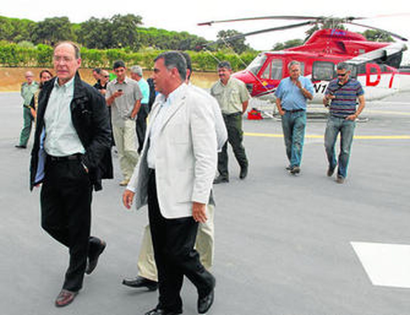 El consejero (izquierda) y el delegado de Medio Ambiente, ayer, durante la visita.