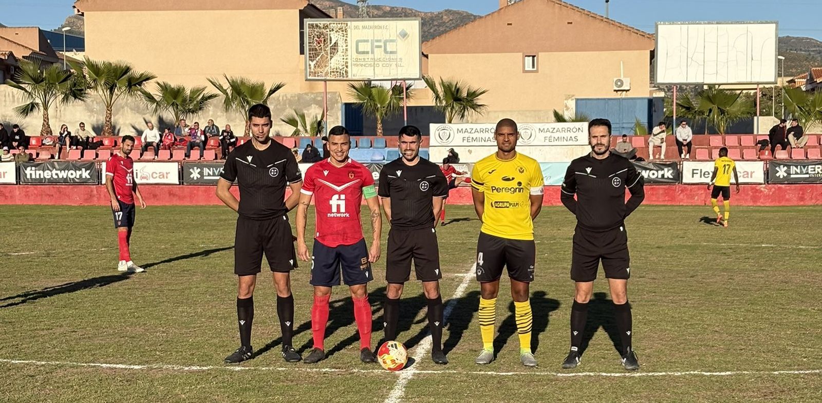 Los capitanes del Mazarrón y Atlético Pulpileño posan con el trío arbitral antes del inicio del encuentro.