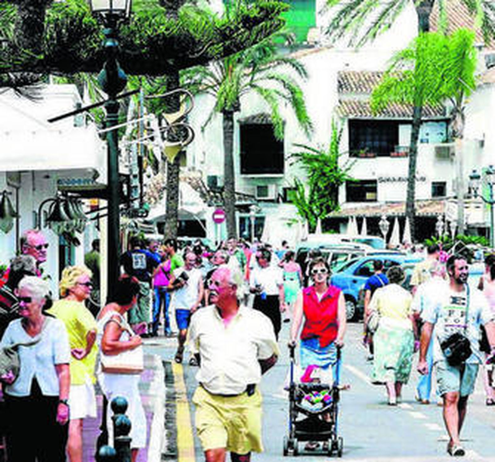 Grupos de turistas extranjeros pasean por Marbella.
