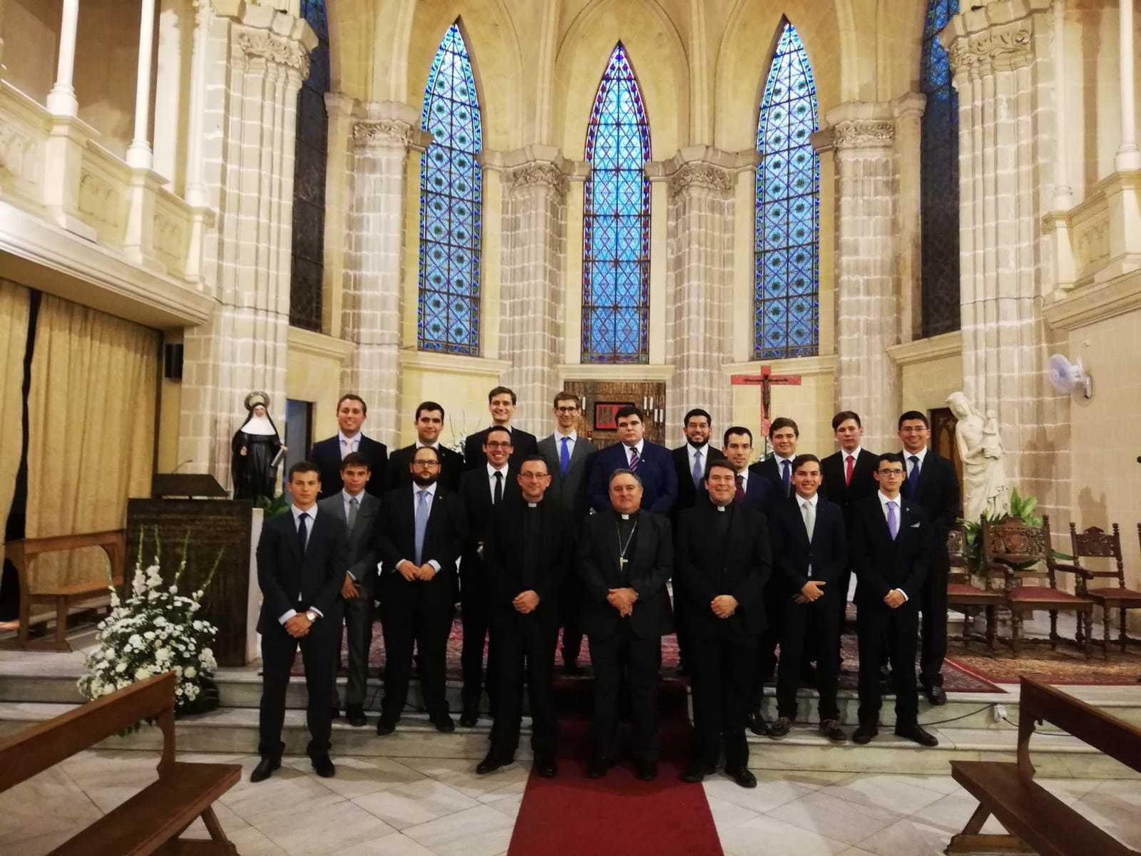 Actual grupo de seminaristas con el obispo, el rector y formadores.
