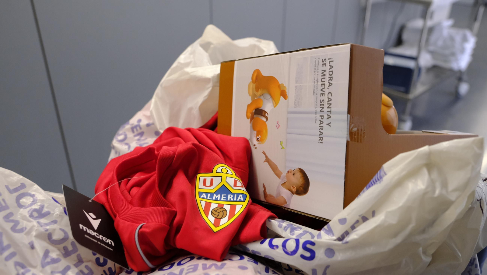 Las imágenes de la visita de los jugadores del Almería a los niños de Torrecárdenas