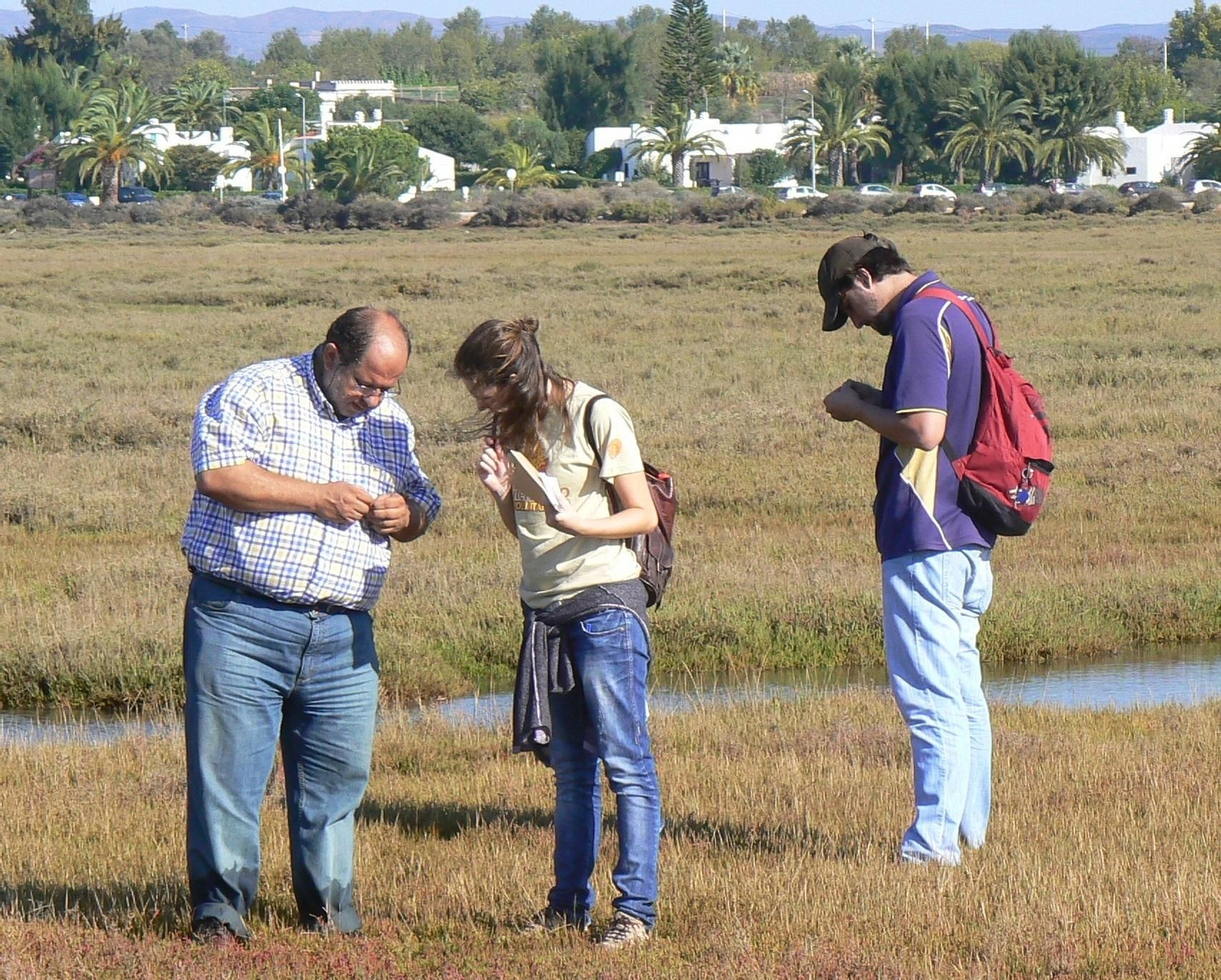 El investigador de la Universidad de Huelva Adolfo Muñoz, autor del artículo, junto a otros científicos tomando muestras de campo.