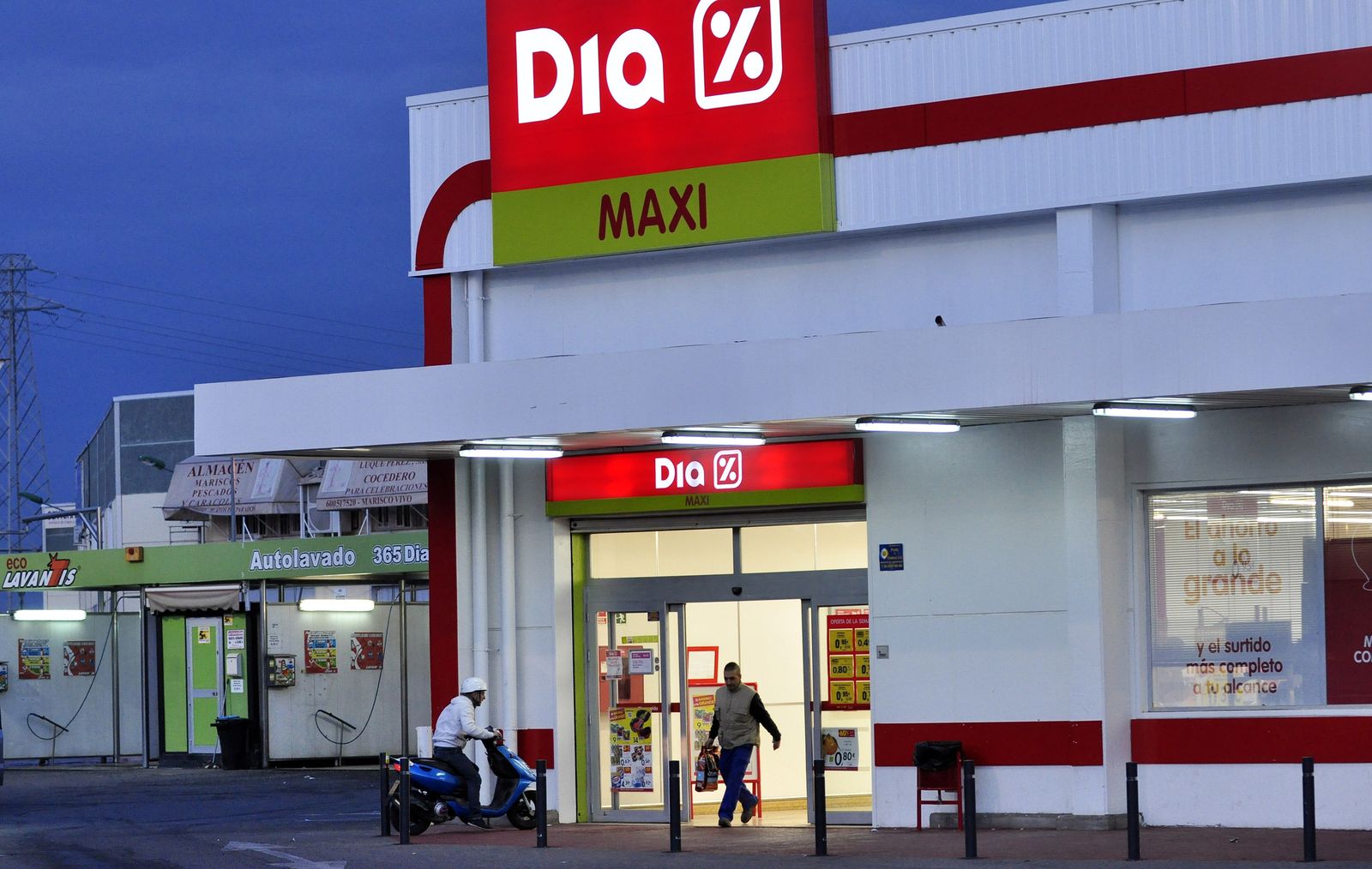 Entrada principal de un supermercado Maxi Dia.