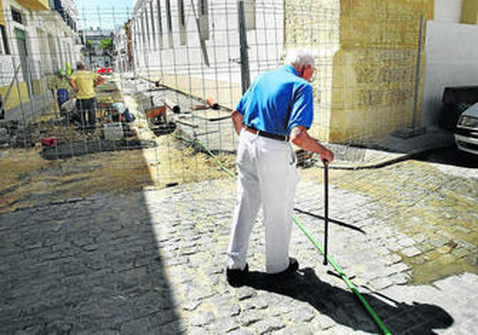 Un viandante atraviesa la calle palacios en obras, cuyo tramo final será de doble sentido de tráfico.