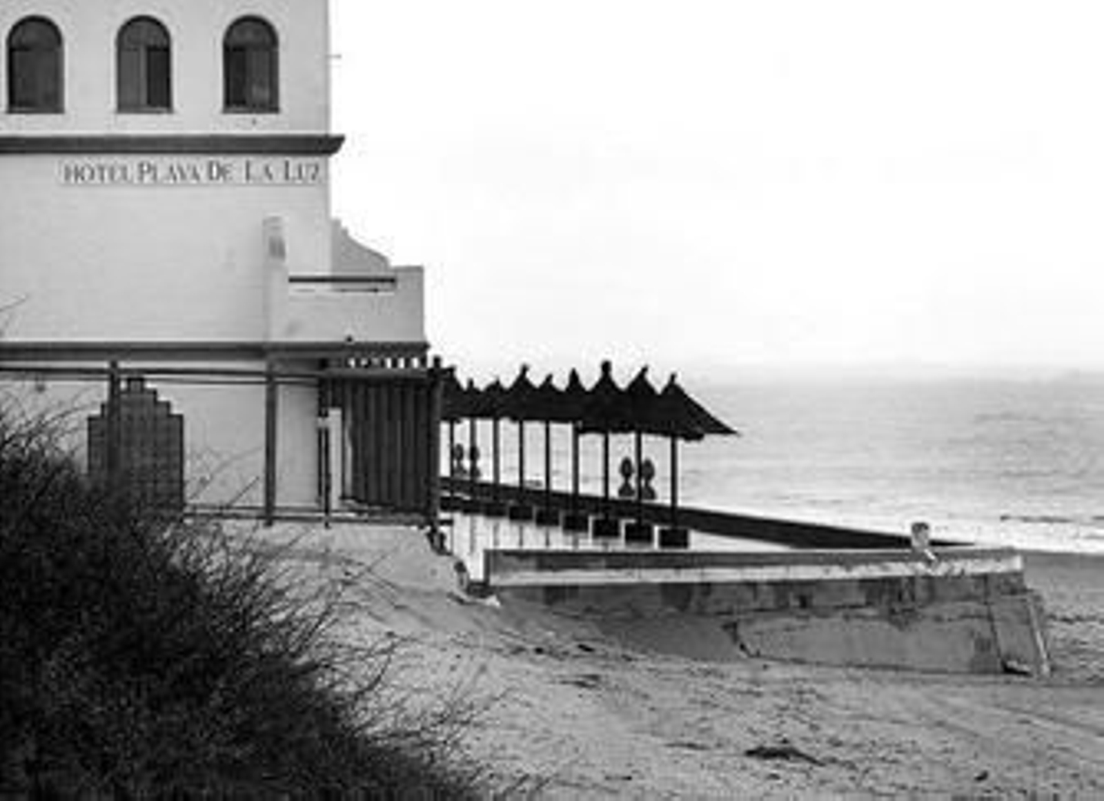 Vista de uno de los laterales del hotel Playa de la Luz, de la firma Hace, en la playa de Rota.