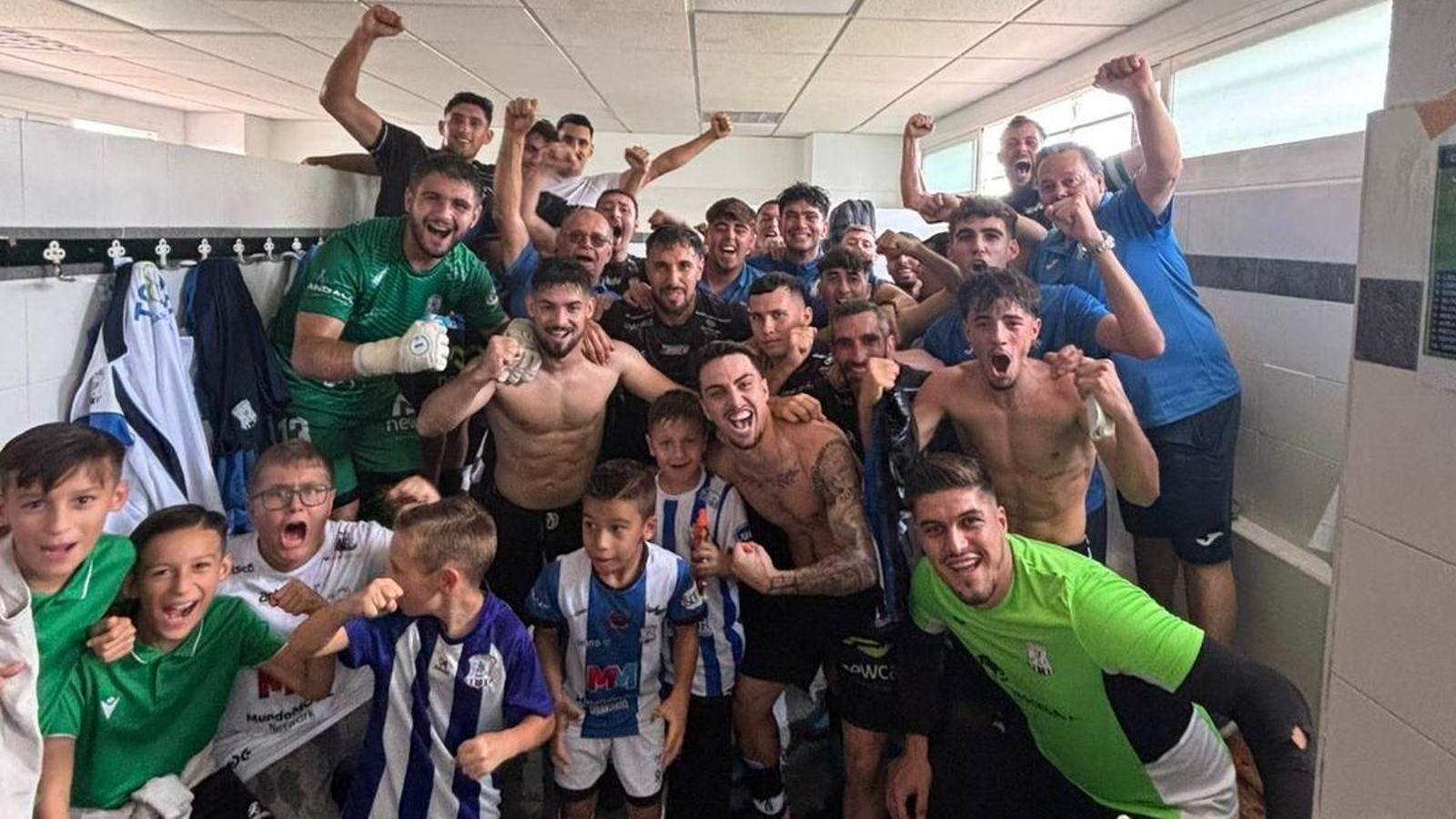 Los jugadores del Jerez Industrial celebran su triunfo en La Granja frente al Xerez DFC B.