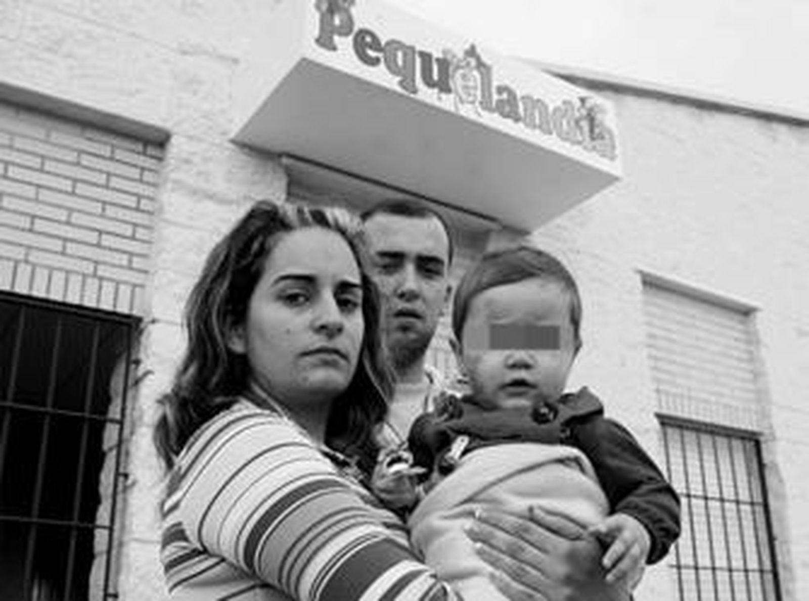 Sara, Ciro y Naiara, a las puertas de la guardería 'Pequelandia' de Corrales.