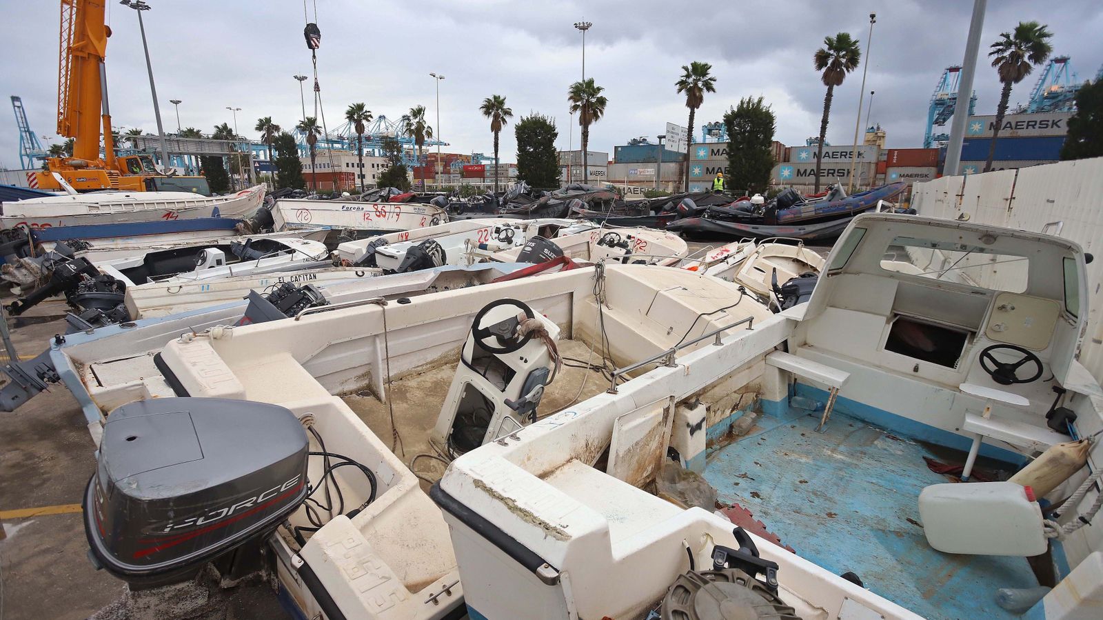 Fotos de la retirada de las narcoembarcaciones del puerto de Algeciras