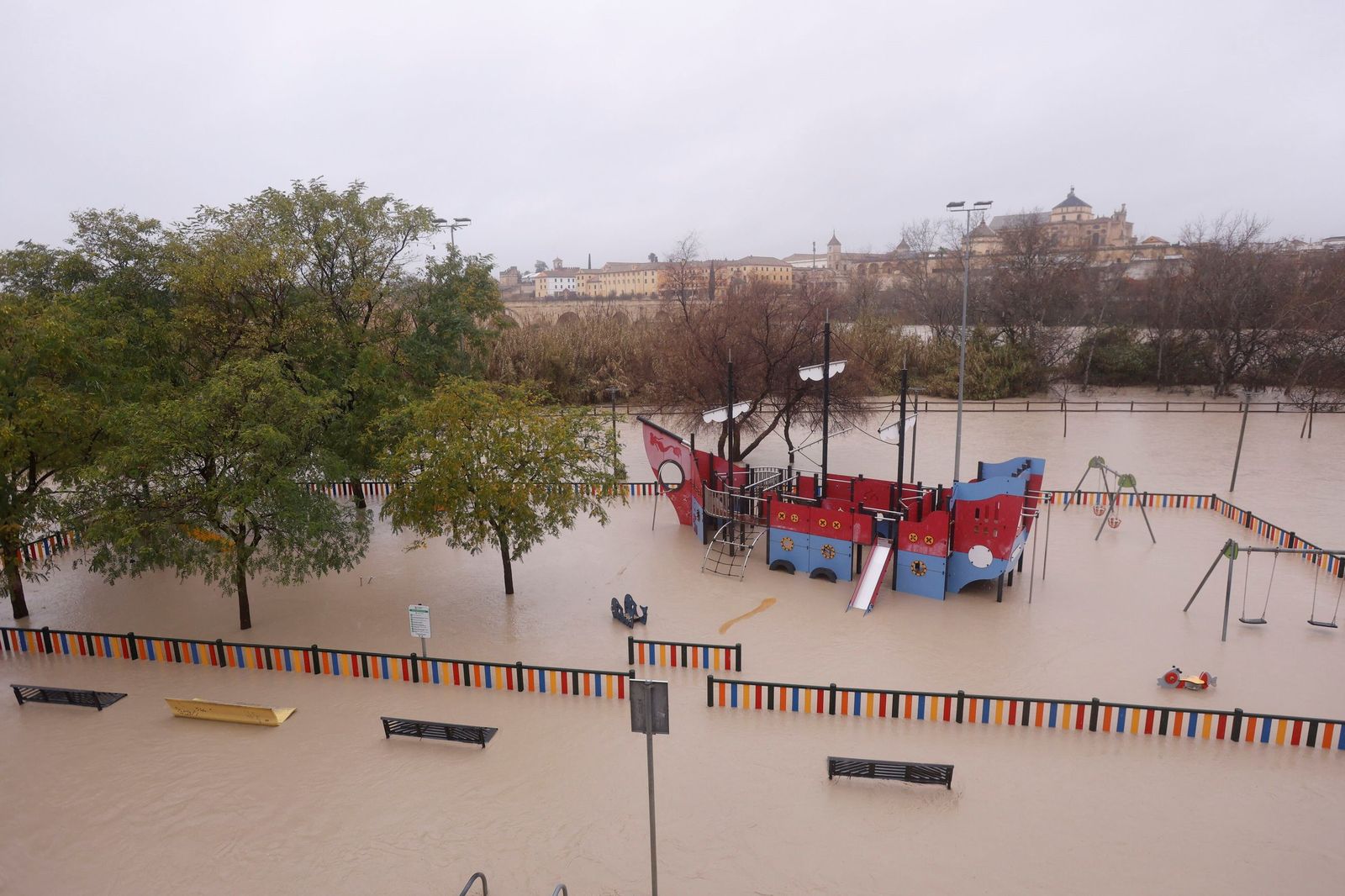 La crecida del Guadalquivir ha inundado el paseo bajo de Miraflores.
