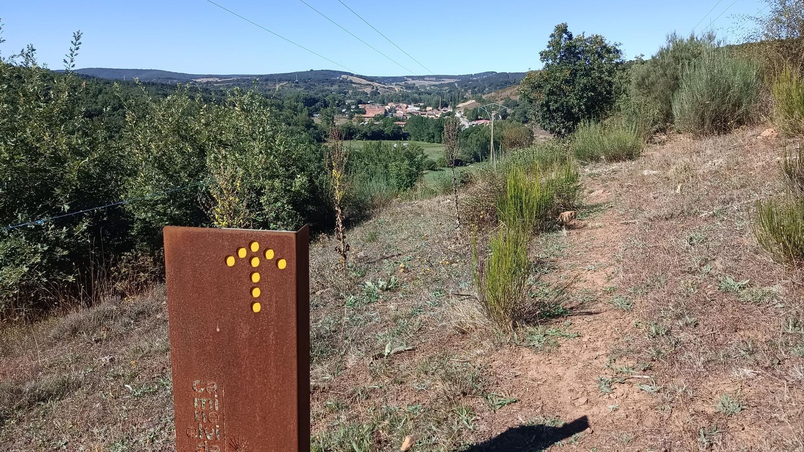 Puente Almuhey al fondo. Un poco más adelante se pierde la trocha.