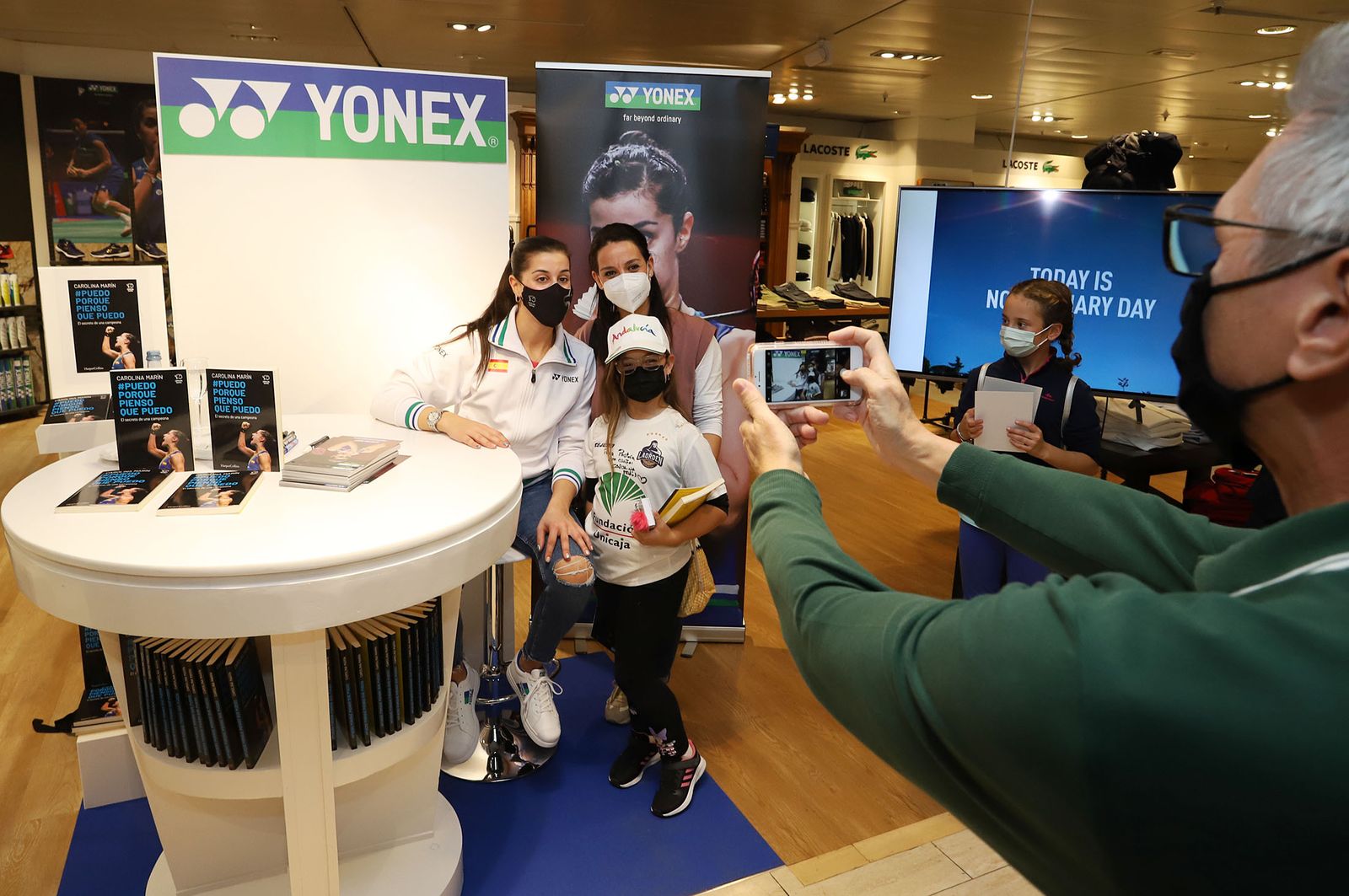 Huelva 2021: Carolina Marín firma autógrafos en el Corte Inglés de Huelva durante el Mundial de Bádminton