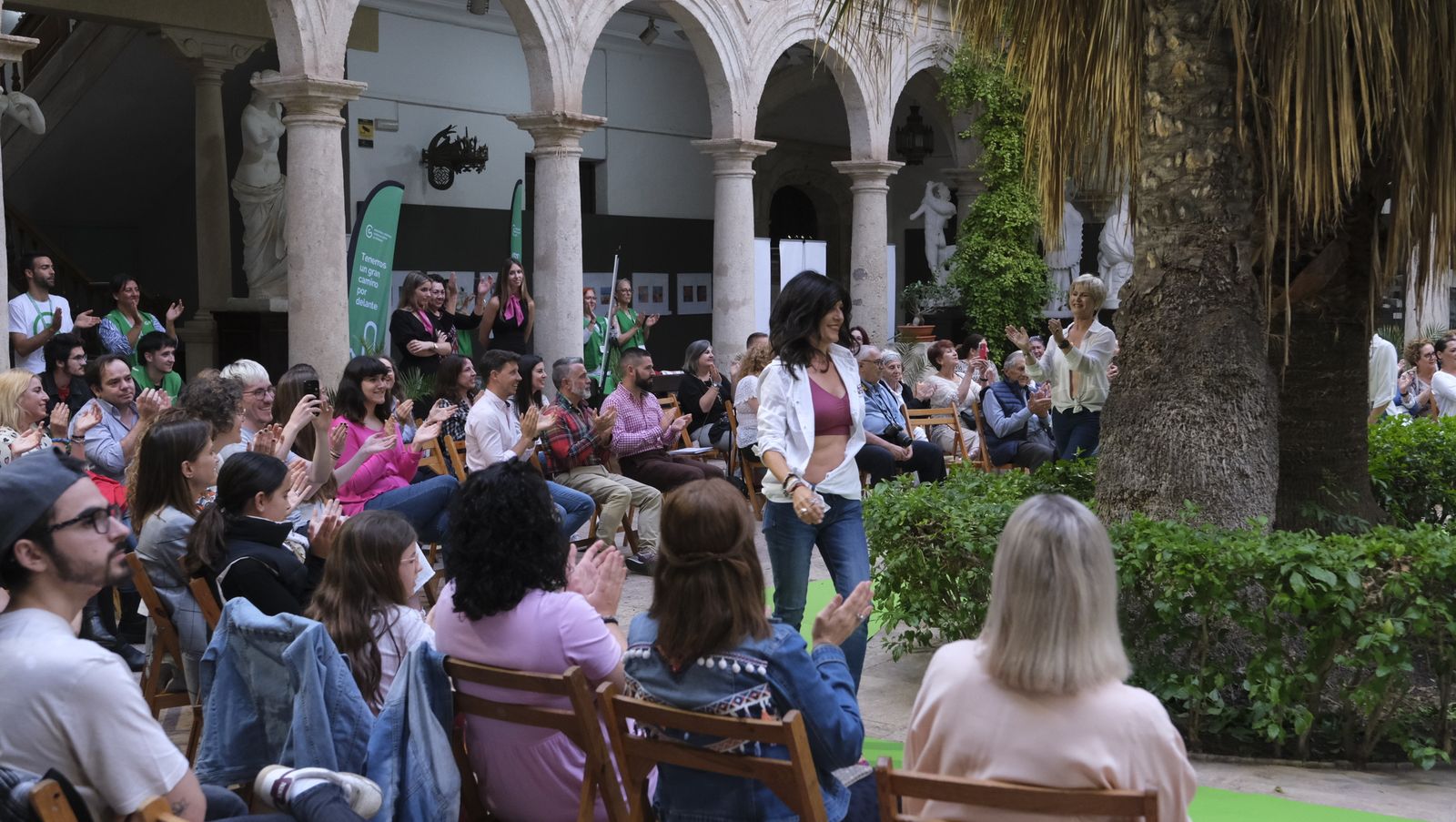 Imágenes del desfile benéfico contra el cáncer, en la Escuela de Artes de Almería