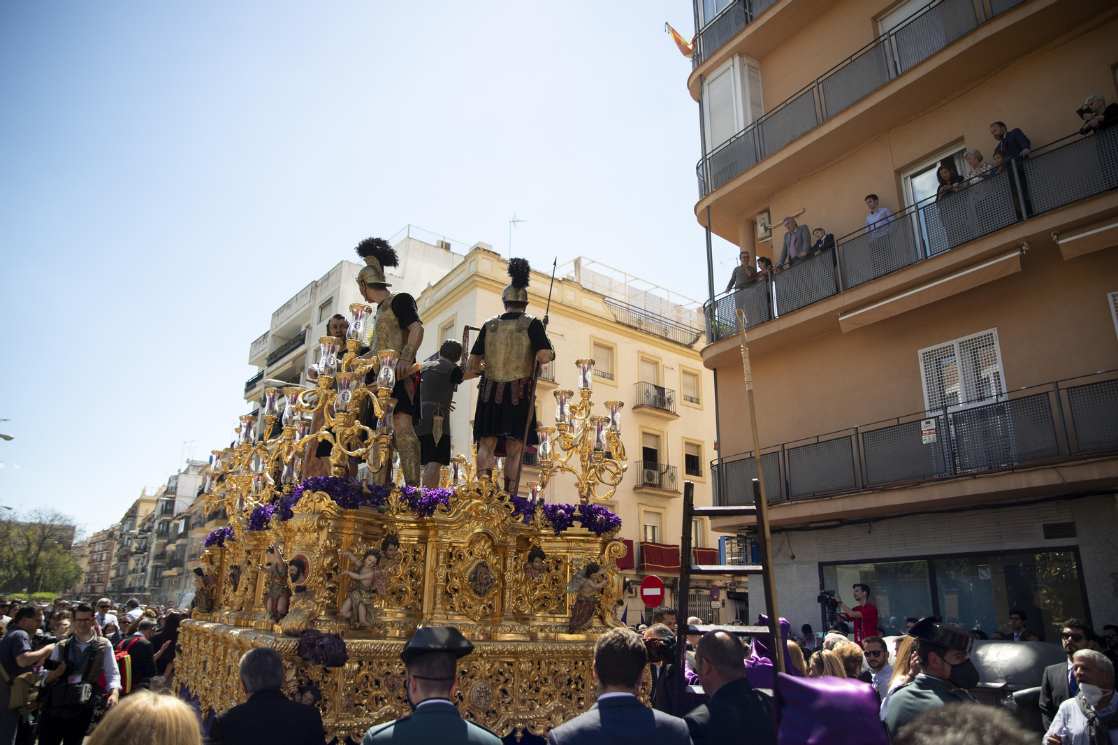 Imágenes de la salida en procesión de Las Cigarreras