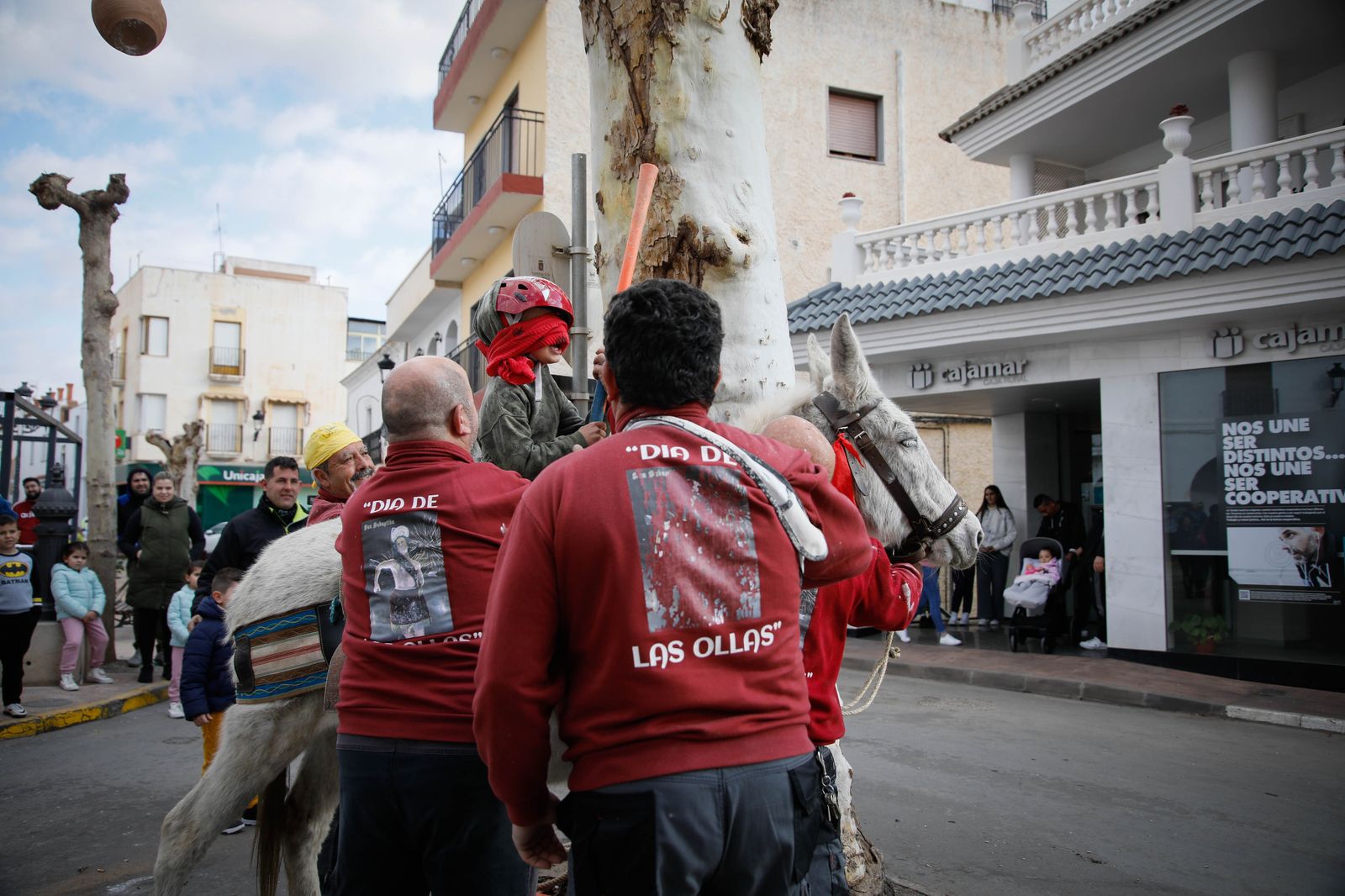 Las mejores imágenes del cierre de fiestas en Fiñana con "Las Ollas"