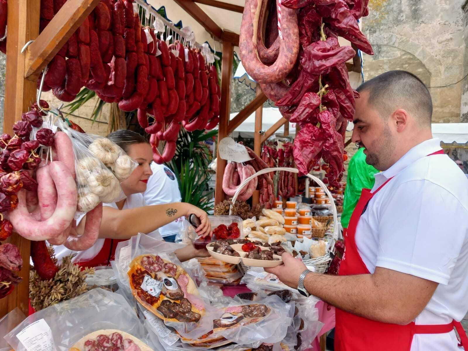 Las imágenes del Día de Lomo en manteca en Vejer: un sabroso plan en uno de los pueblos bonitos de Cádiz