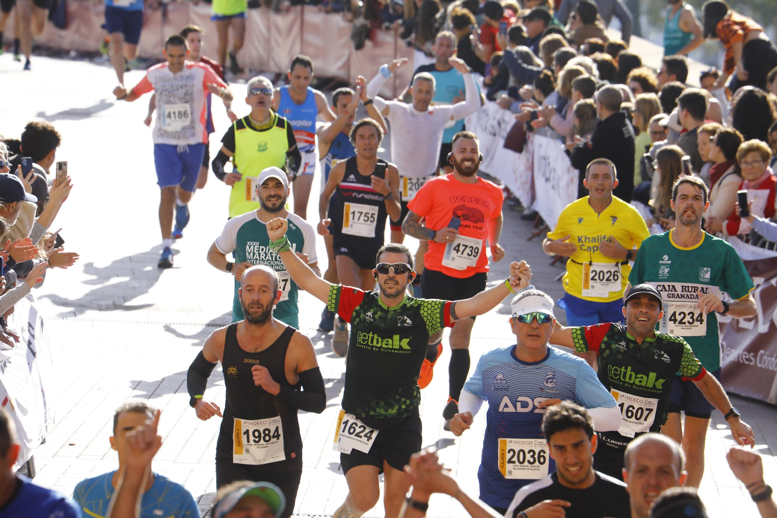 La gloria de cruzar la Puerta del Puente: imágenes de la meta de la 36 Media Maratón de Córdoba