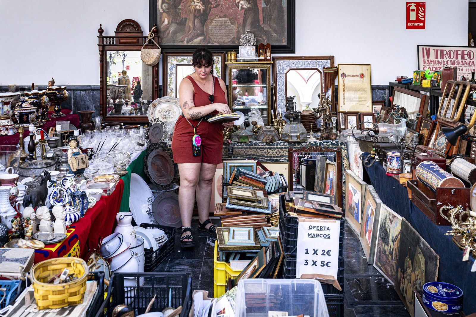 Imágenes del curioso mercadillo de antigüedades en el convento de Santo Domingo en Cádiz