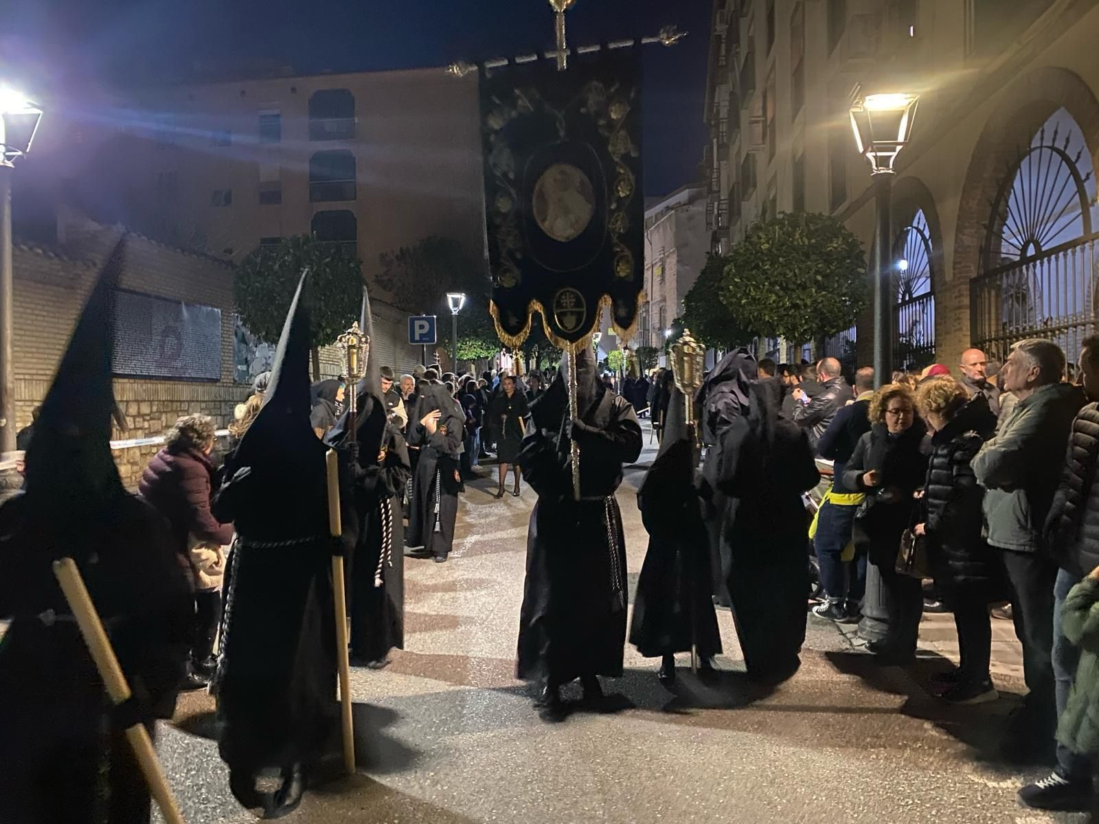 En imágenes: el Santo Sepulcro procesiona su luto por las calles de Jaén capital