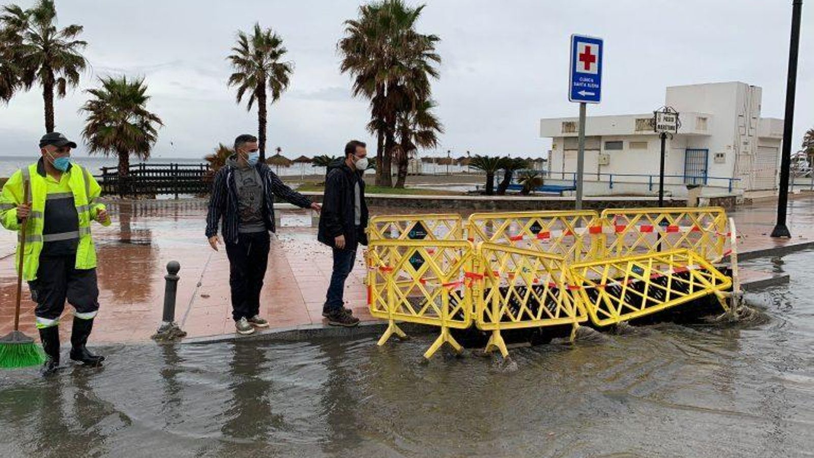 El agua inunda parte de la calzada en el paseo marítimo.