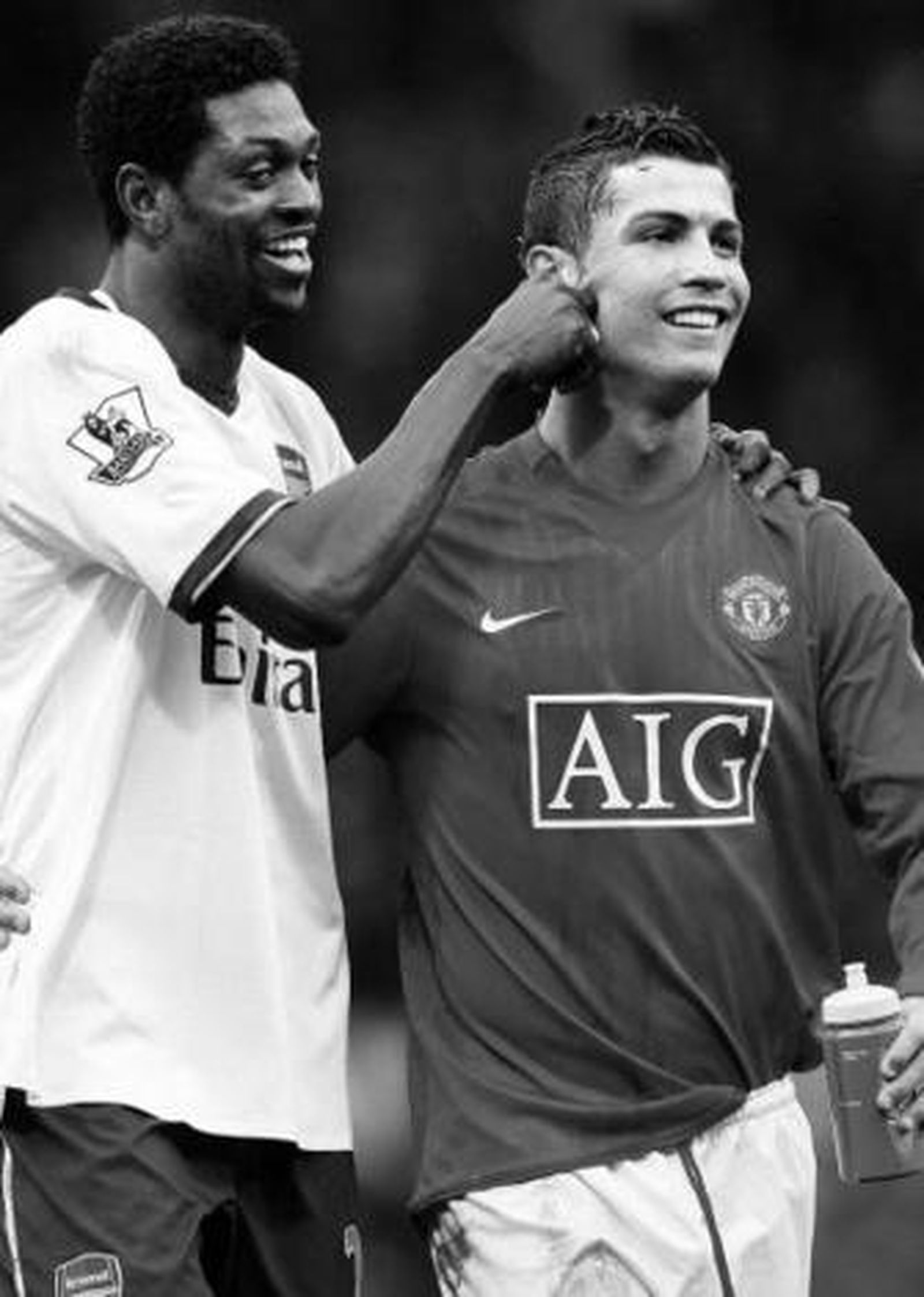 Cristiano Ronaldo, junto a Adebayor tras el encuentro.