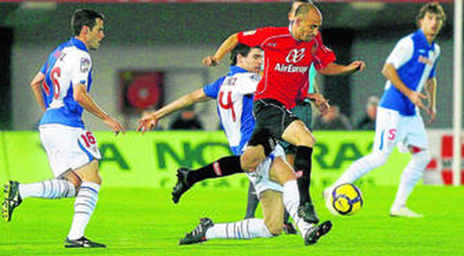 El centrocampista del Mallorca Borja Valero controla el balón ante el acoso de los jugadores del conjunto bilbaíno.