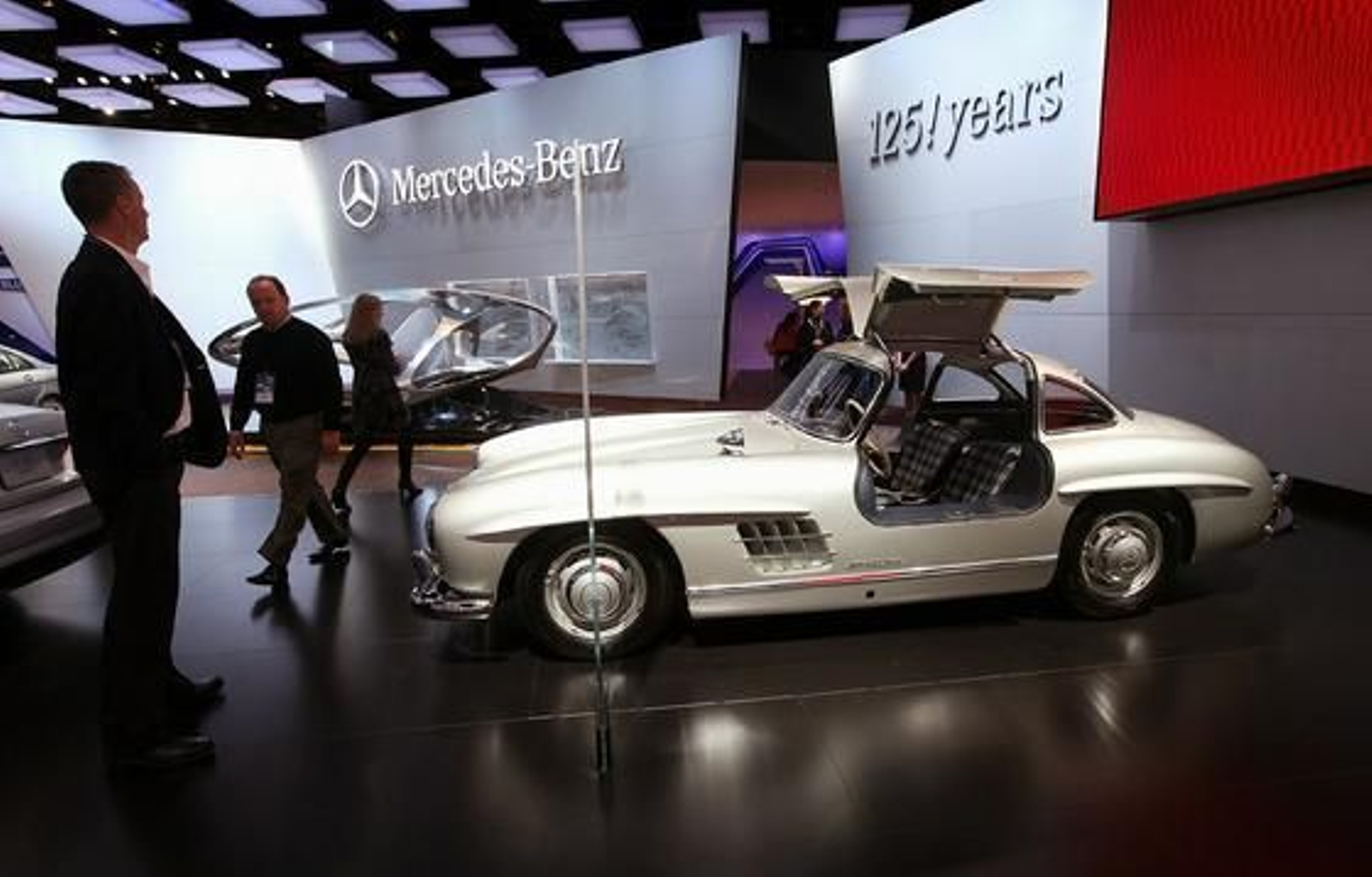Presentación de los diferentes modelos de coches en el Salón de Detroit.  Foto: AFP/ Reuters