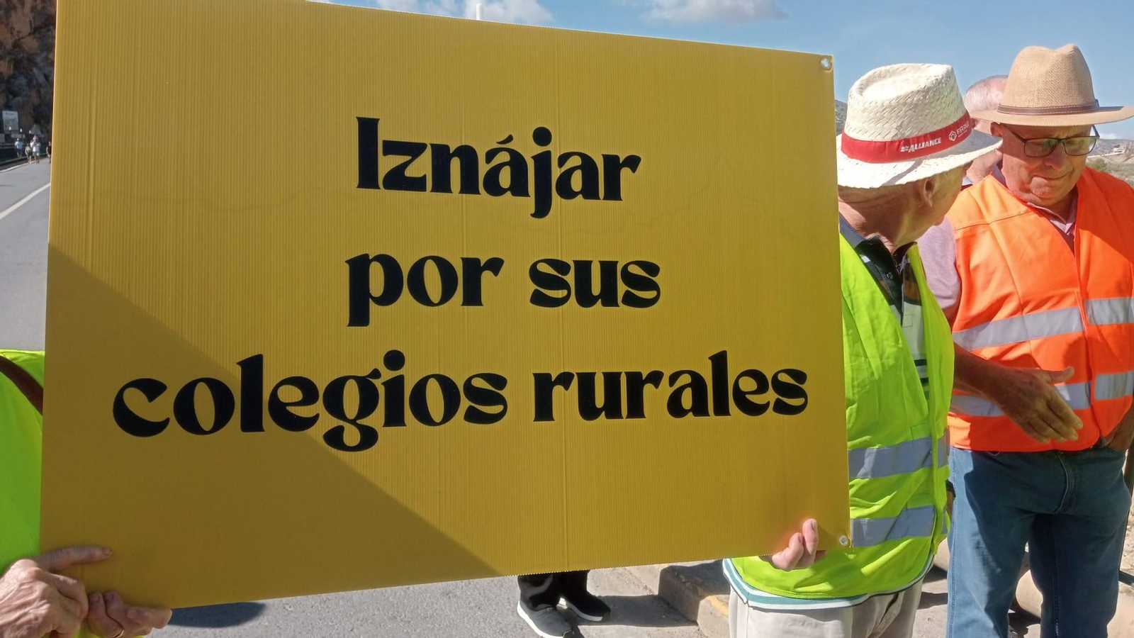 La protesta de Iznájar por el mal estado de las infraestructuras y los servicios públicos, en fotografías