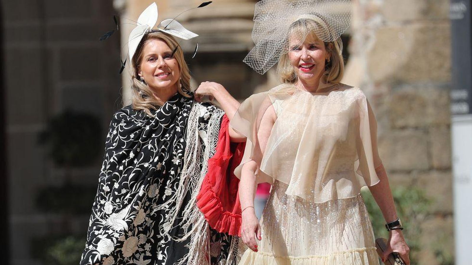 Marta Chávarri con su hermana en la boda de su hijo Álvaro Falcó