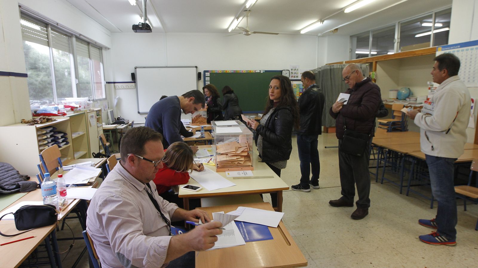 Votación en el colegio electoral de Padre Méndez de la capital