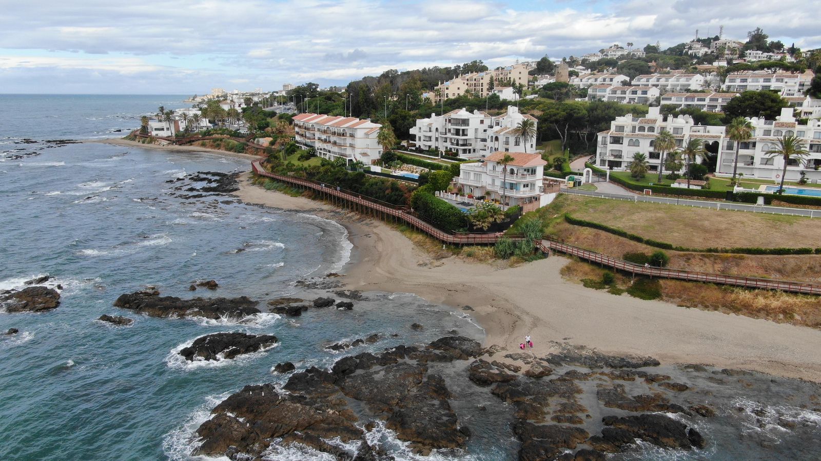 Vista general de la playa El Bombo, en Mijas.